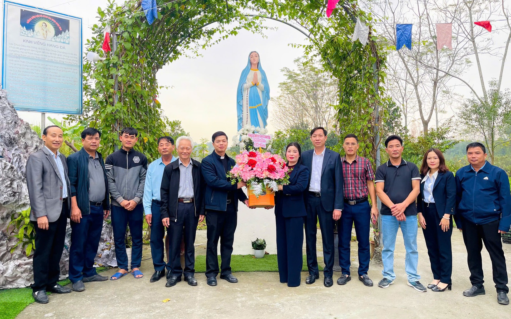 Xã Yên Xuân thăm, chúc mừng các cơ sở tôn giáo dịp Giáng sinh 2025, củng cố khối đại đoàn kết toàn dân