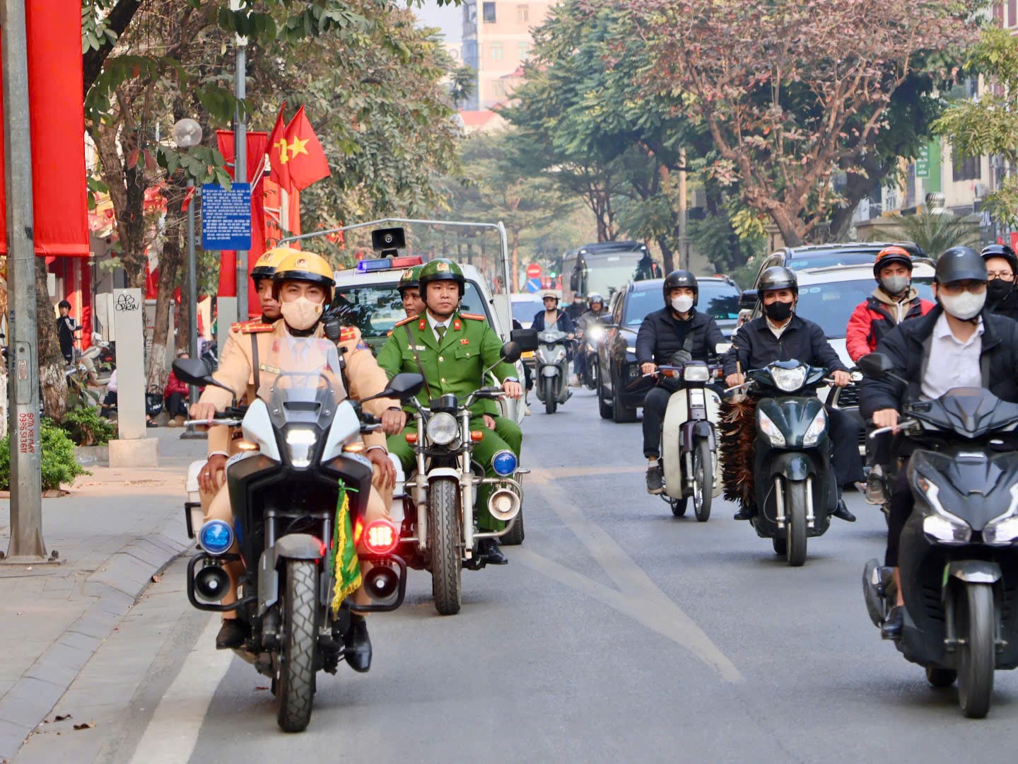Phường Ngọc Hà siết chặt kiểm soát giao thông trên tuyến Kim Mã, bảo đảm an toàn phục vụ Đại hội XIV của Đảng