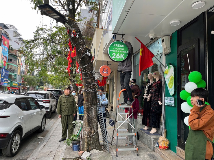 Phường Ngọc Hà ra quân cao điểm lập lại trật tự đô thị: Xử lý dứt điểm điểm nóng, không để tái vi phạm