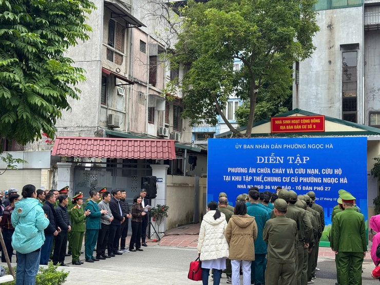 Phường Ngọc Hà diễn tập PCCC tại khu tập thể cũ: Chủ động ứng phó, nâng cao kỹ năng thoát nạn cho người dân