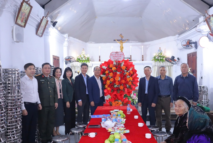 Phường Từ Liêm thăm, chúc mừng Giáo họ Phú Mỹ dịp Giáng sinh 2025