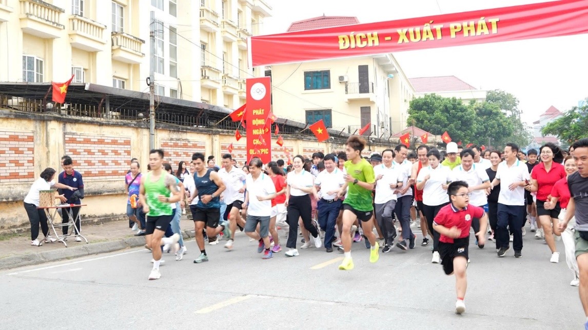 300 vận động viên xã Hoài Đức hưởng ứng Ngày chạy Olympic năm 2026