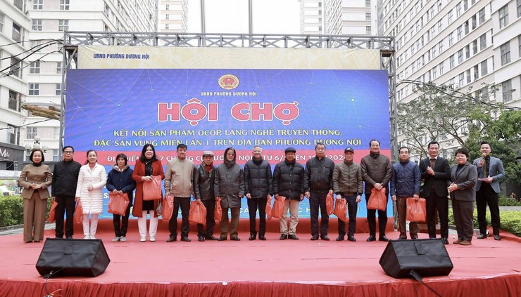 Phường Dương Nội khai mạc hội chợ OCOP quy mô 100 gian hàng, kết nối sản phẩm, lan tỏa giá trị làng nghề