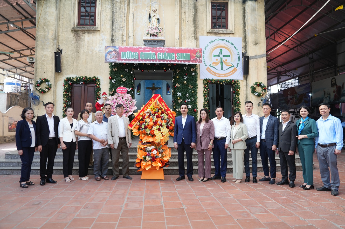 Xã Gia Lâm thăm, chúc mừng giáo họ Xuân Thụy, củng cố khối đoàn kết lương – giáo dịp Giáng sinh