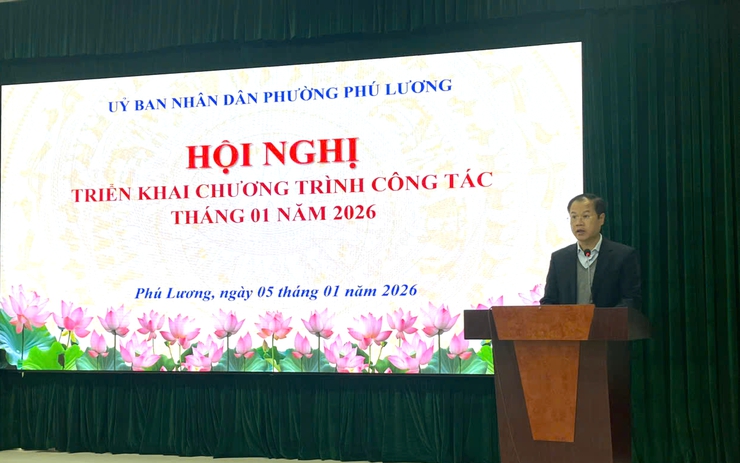 Phường Phú Lương khởi động năm 2026 bằng nghi thức chào cờ nghiêm trang, siết chặt kỷ cương hành chính