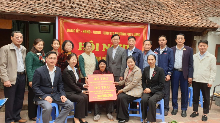 Phường Phú Lương trao hỗ trợ sửa chữa nhà ở cho gia đình người có công, lan tỏa đạo lý “đền ơn đáp nghĩa”