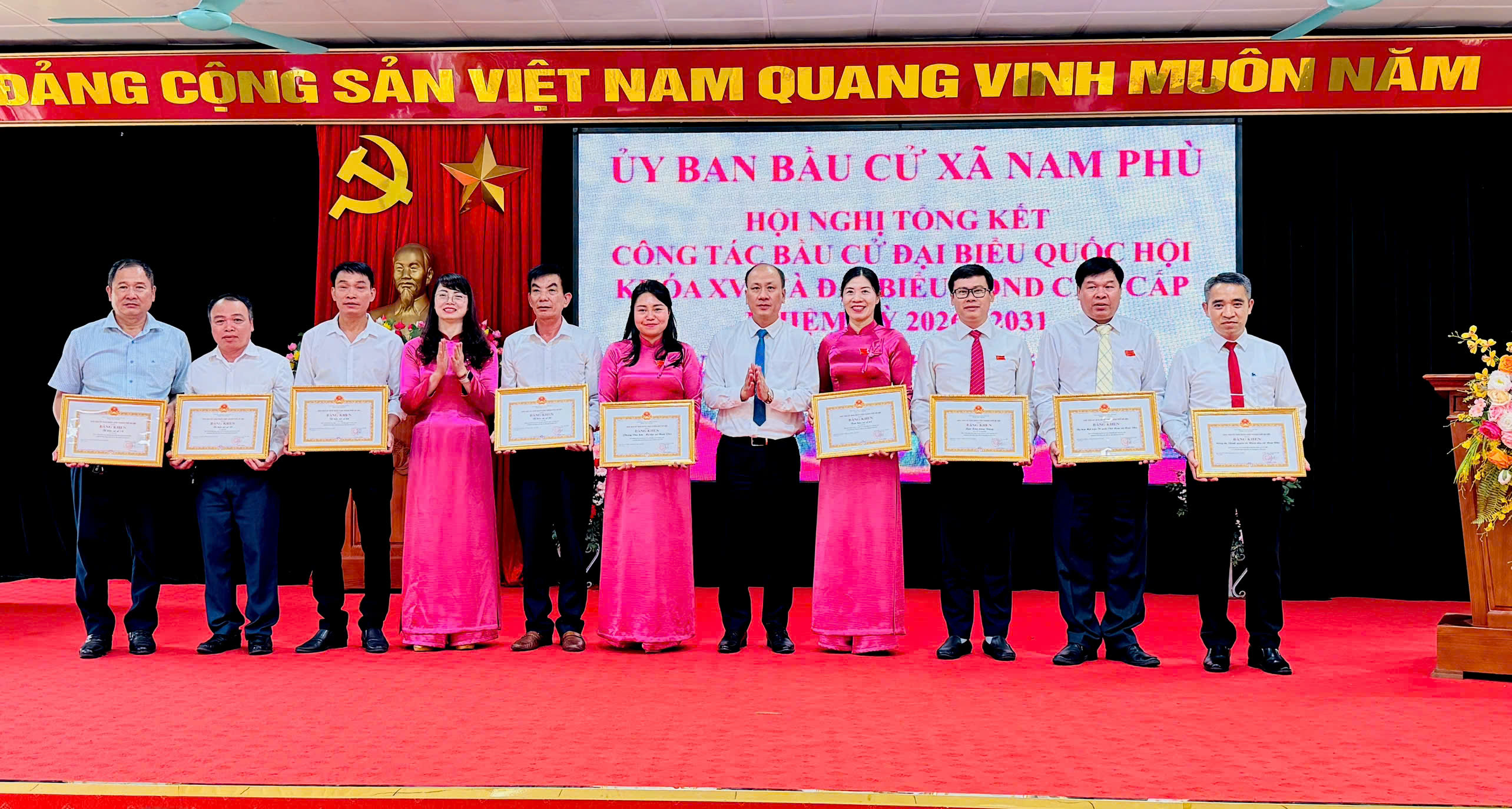 Xã Nam Phù khen thưởng các tập thể, cá nhân tiêu biểu trong công tác bầu cử