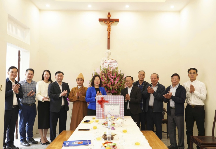 Xã Thường Tín tăng cường gắn kết với đồng bào Công giáo qua hoạt động thăm, chúc mừng Giáng sinh 2025