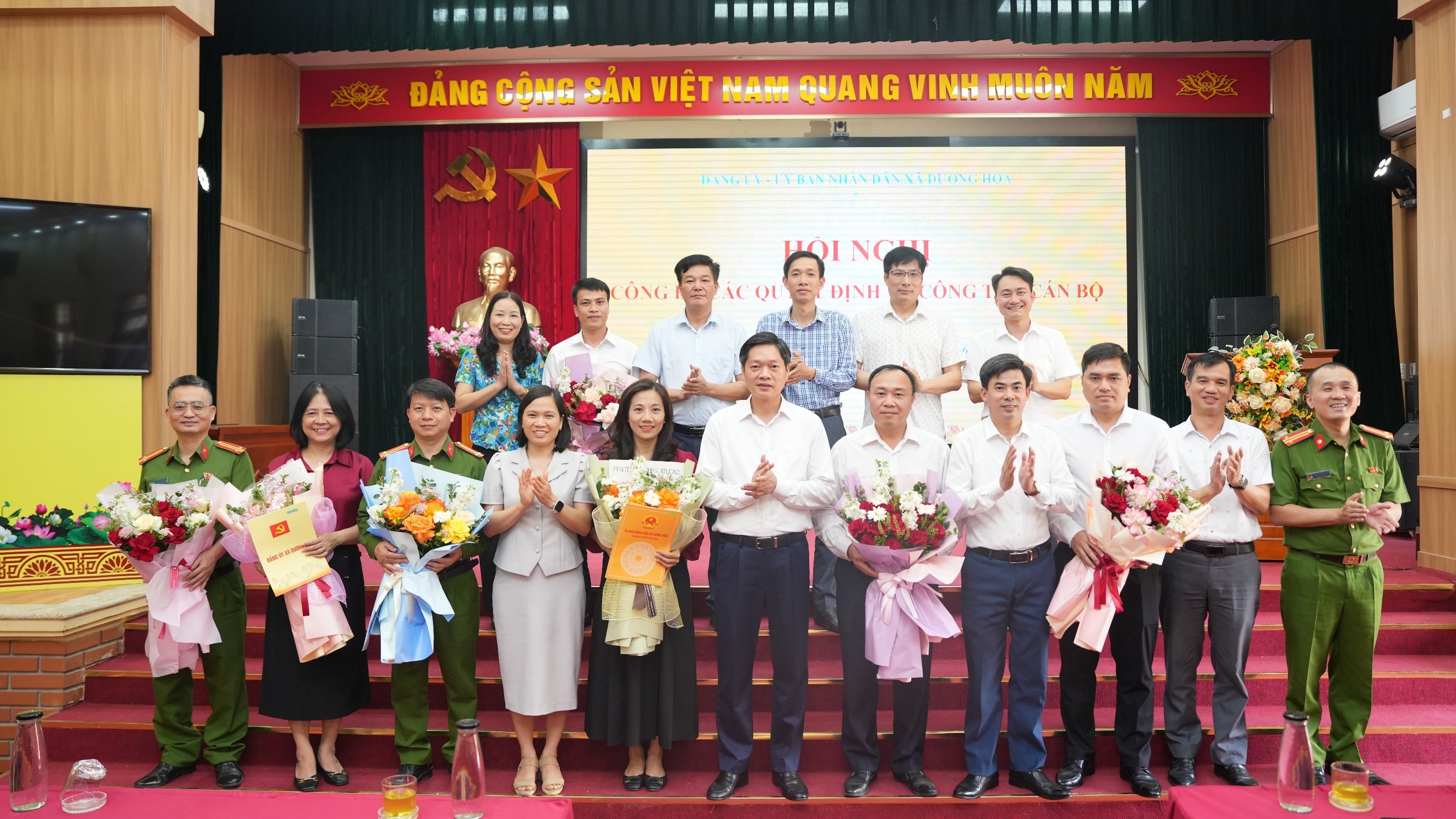 Xã Dương Hoà công bố và trao các Quyết định về công tác cán bộ