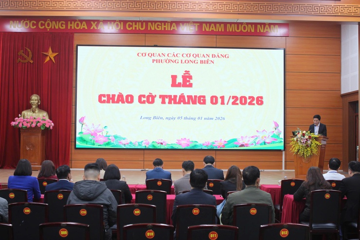 Cơ quan Đảng phường Long Biên khơi dậy khí thế đầu năm từ lễ chào cờ, siết kỷ luật, tạo động lực thi đua trong toàn cơ quan Đảng