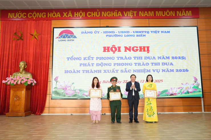 Phường Long Biên hoàn thành toàn diện 12/12 chỉ tiêu, phát động thi đua năm 2026 với quyết tâm bứt phá