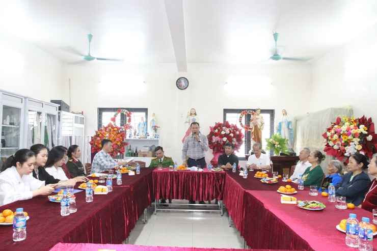 Phường Xuân Phương: Thăm, chúc mừng Giáo xứ Ngọc Mạch dịp Giáng sinh 2025, lan tỏa tinh thần đoàn kết lương - giáo