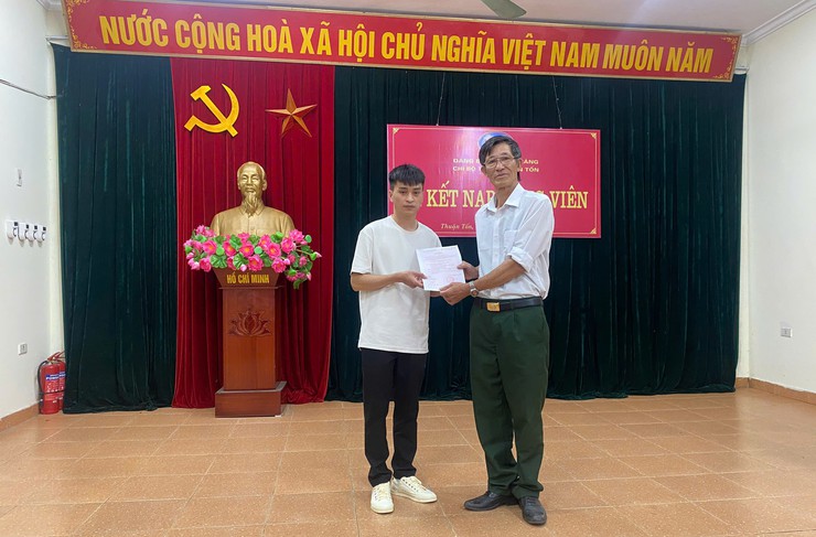 Chi bộ thôn Thuận Tốn (xã Bát Tràng) kết nạp Đảng cho quần chúng ưu tú trước ngày nhập ngũ
