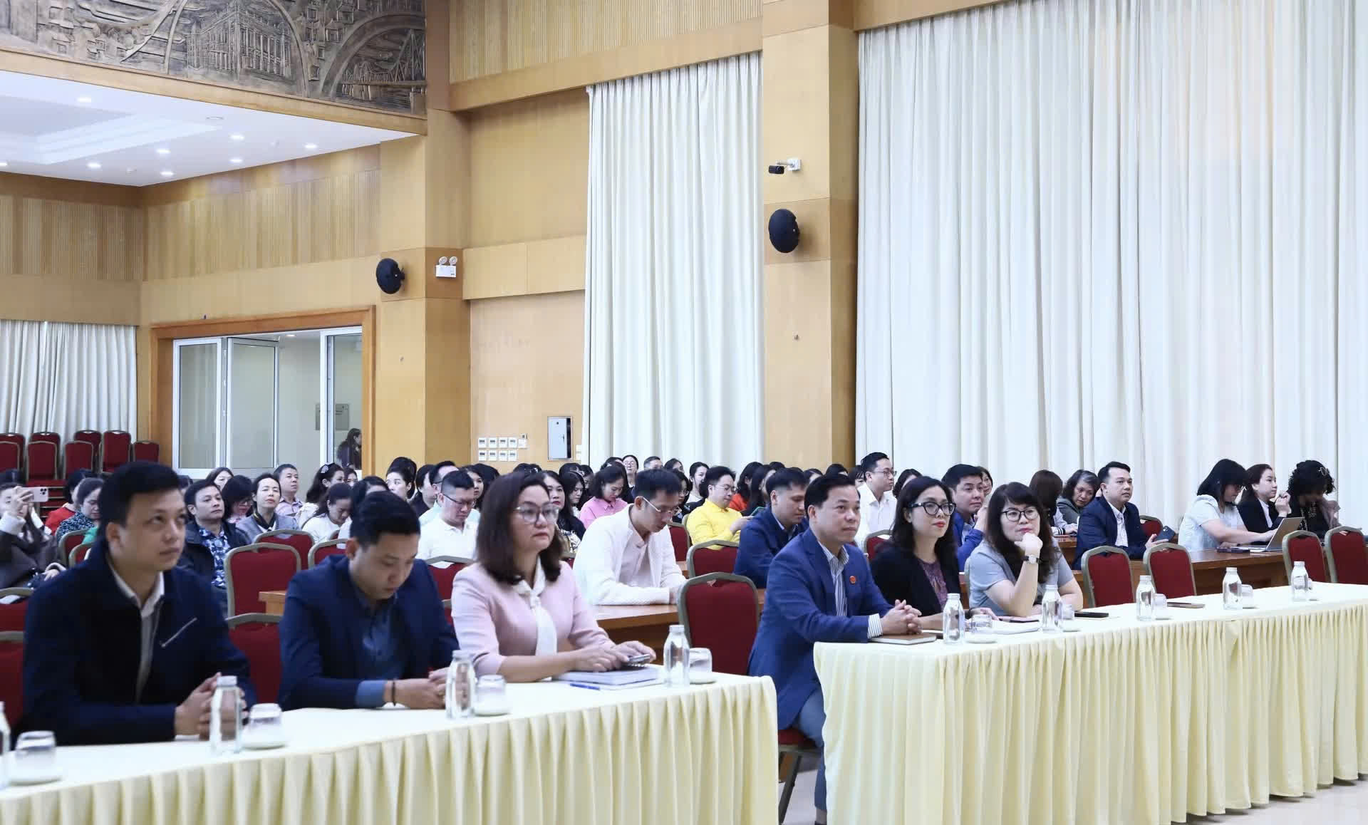 Phường Hoàn Kiếm đẩy mạnh ứng dụng AI: Bồi dưỡng kỹ năng số cho đội ngũ cán bộ, đáp ứng yêu cầu quản trị hiện đại