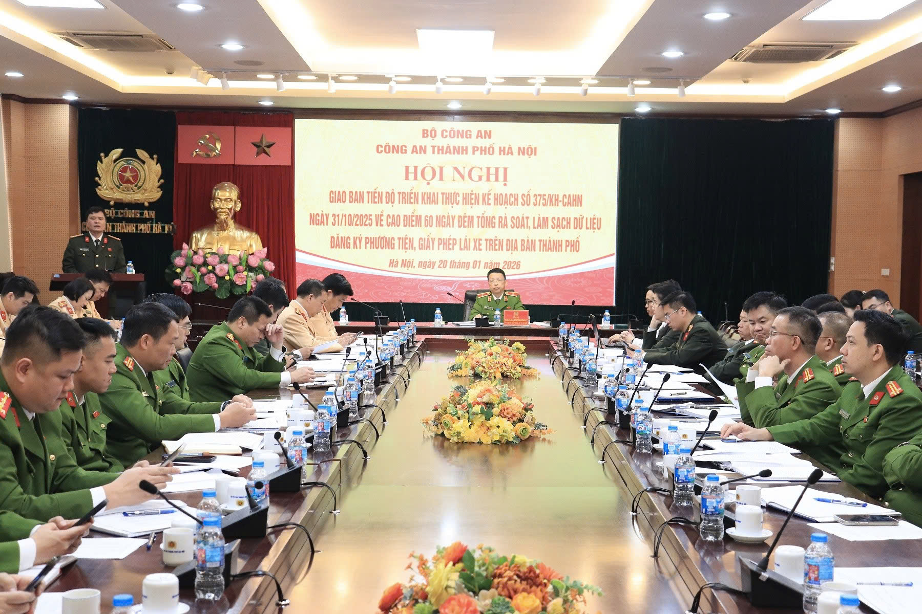 Công an thành phố Hà Nội tăng tốc về đích cao điểm 60 ngày đêm làm sạch dữ liệu phương tiện, giấy phép lái xe