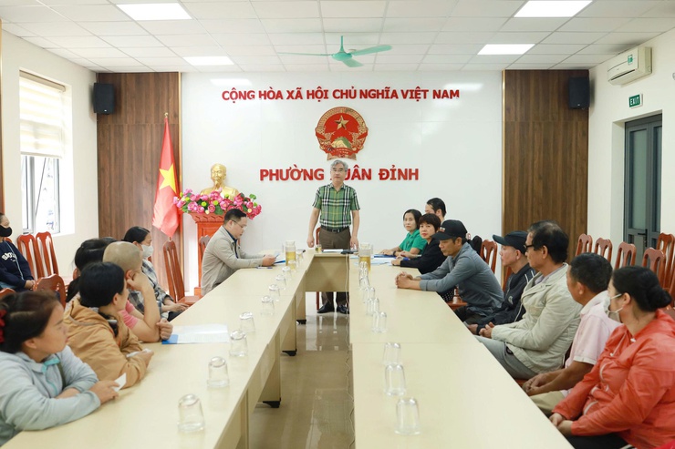 Phường Xuân Đỉnh trao tặng thẻ BHYT, lan tỏa thông điệp không để ai bị bỏ lại phía sau