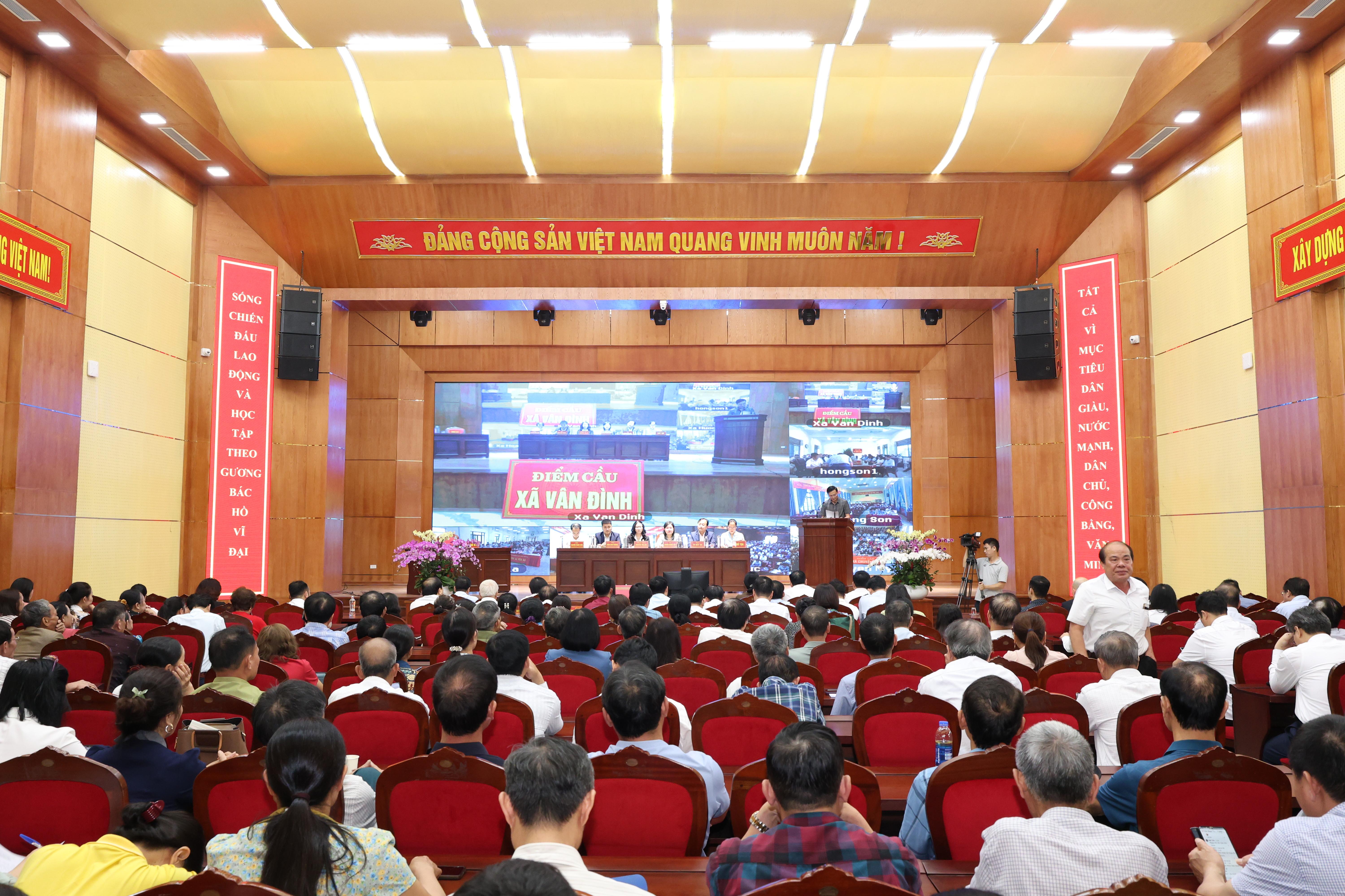 Người ứng cử đại biểu Quốc hội khóa XVI tiếp xúc cử tri tại Đơn vị bầu cử số 8 thành phố Hà Nội
