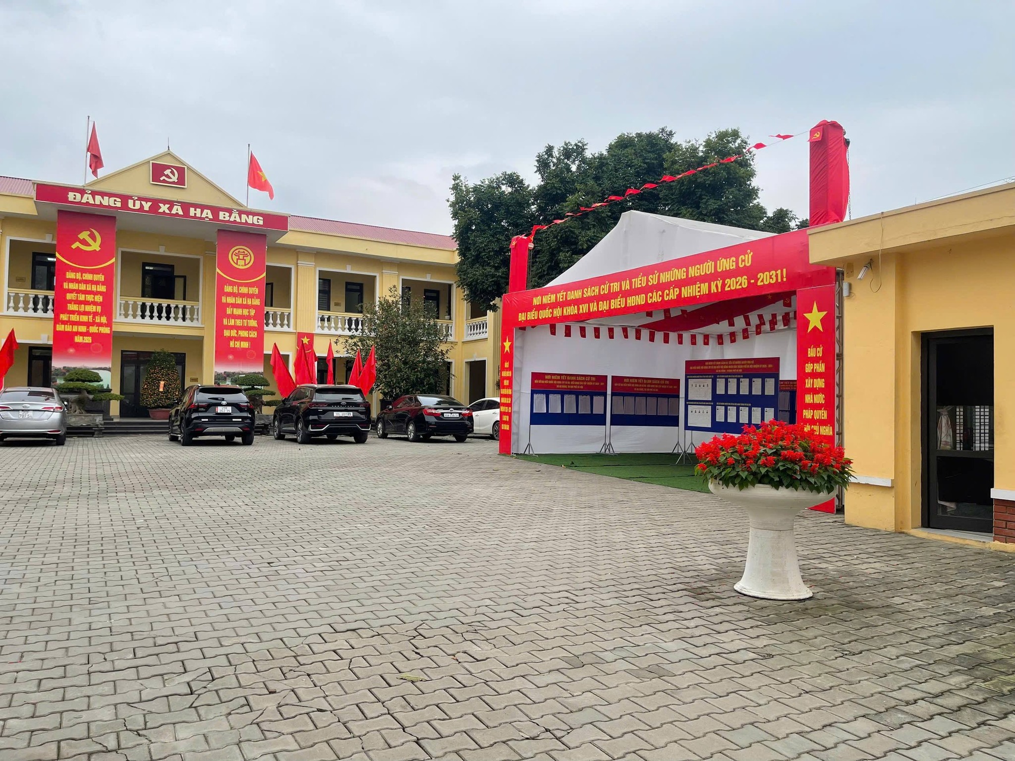 Xã Hạ Bằng rực rỡ cờ hoa tại 26 điểm bầu cử, tạo khí thế hướng tới ngày hội của toàn dân