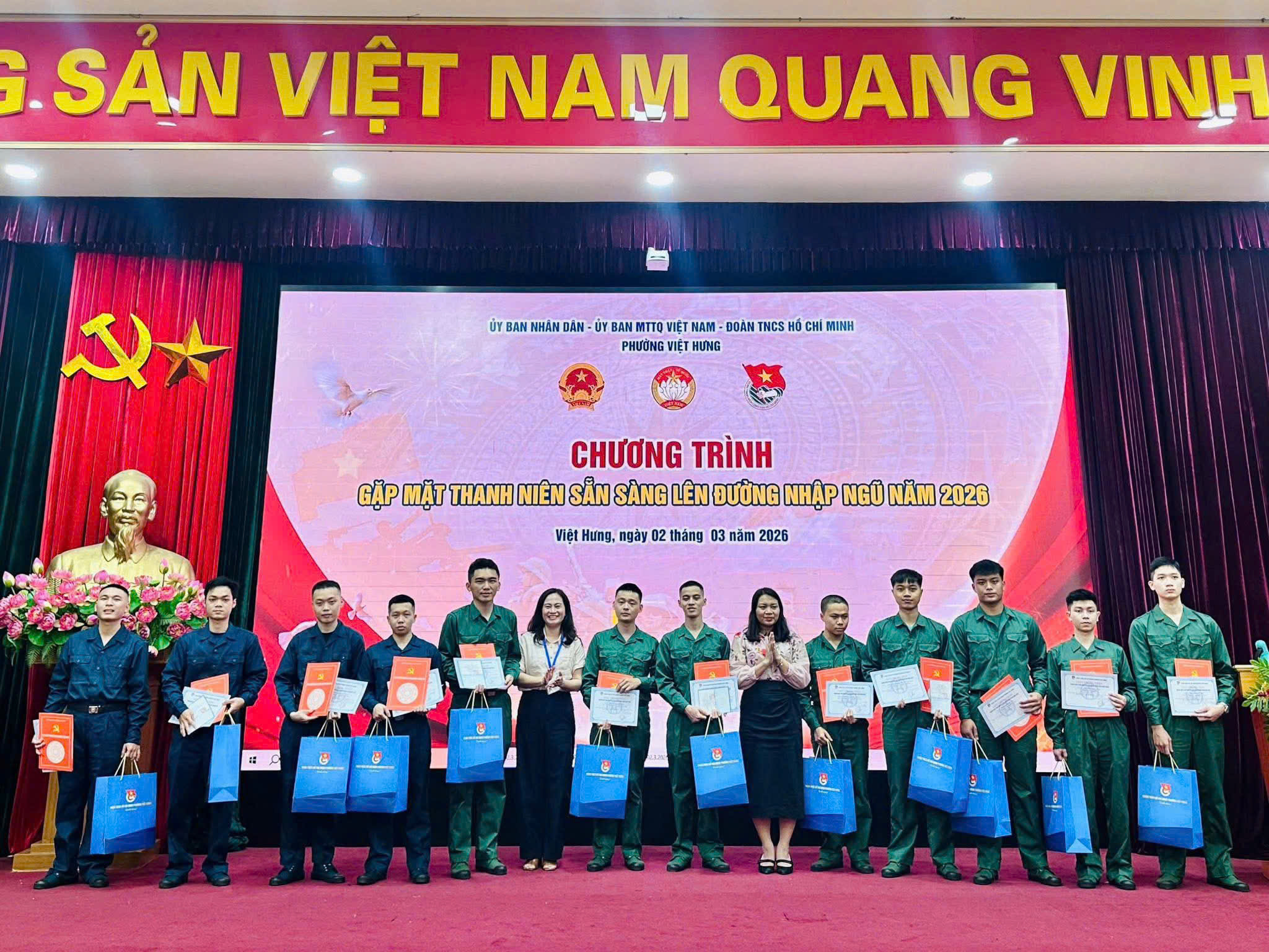 Phường Việt Hưng báo công dâng Bác, tiếp lửa thanh niên trước ngày lên đường nhập ngũ năm 2026