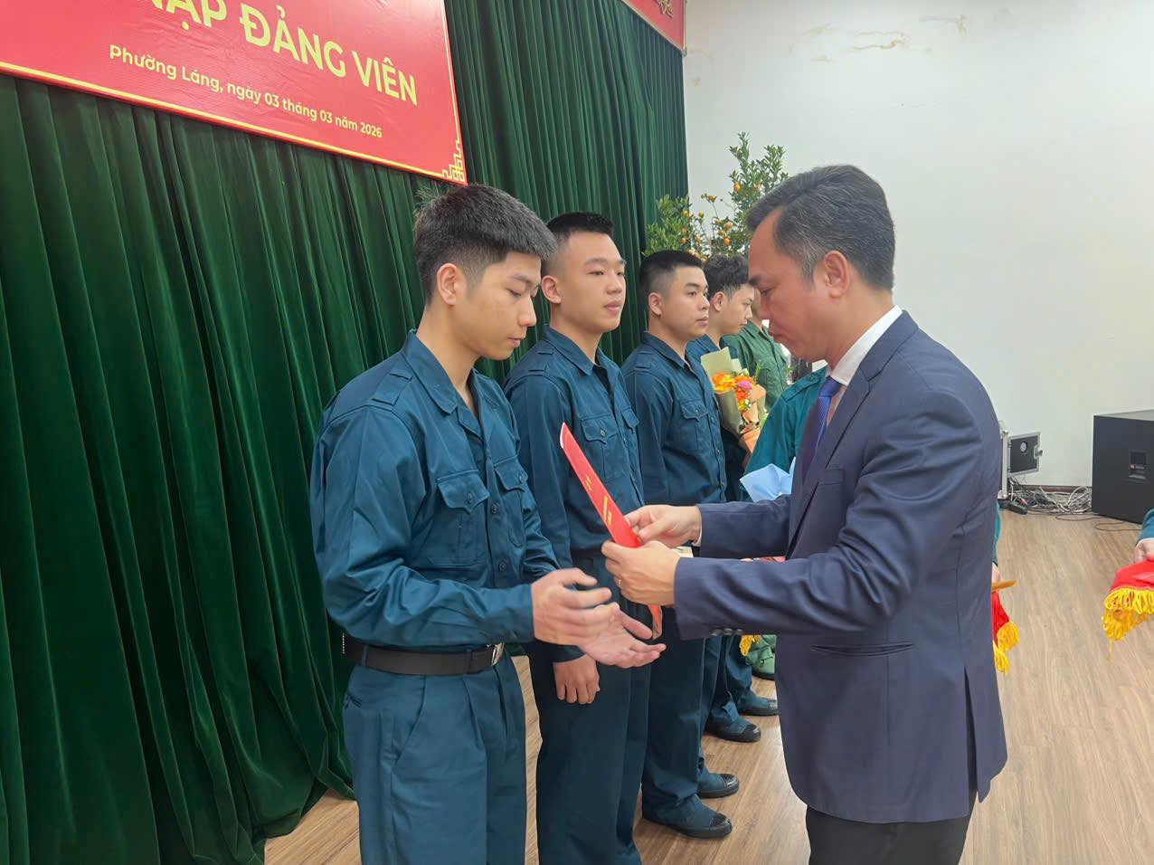 Phường Láng tổ chức lễ kết nạp đảng viên, gặp mặt, tặng quà công dân nhập ngũ