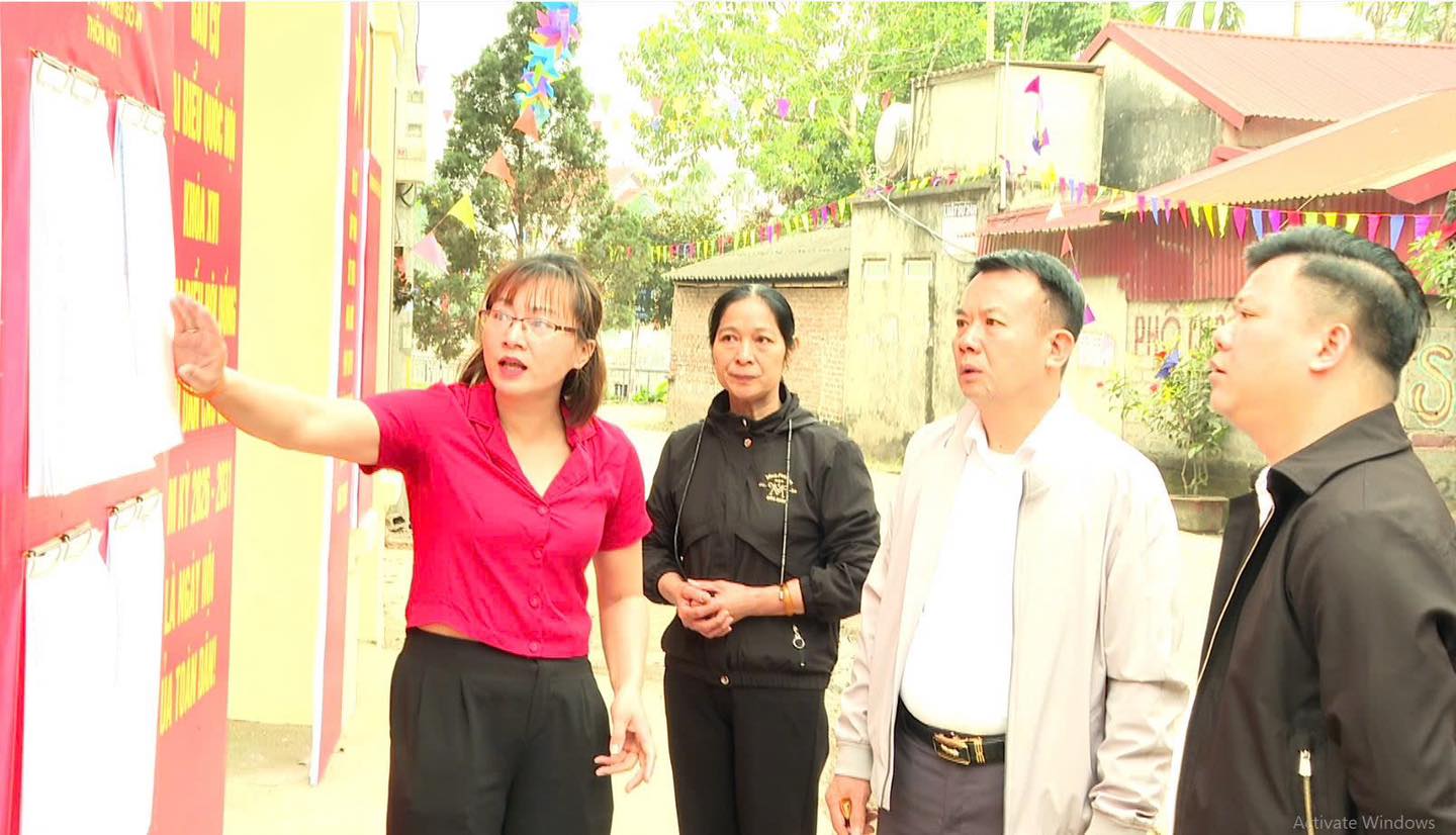 Lãnh đạo xã Hát Môn kiểm tra công tác chuẩn bị bầu cử tại các khu vực bỏ phiếu