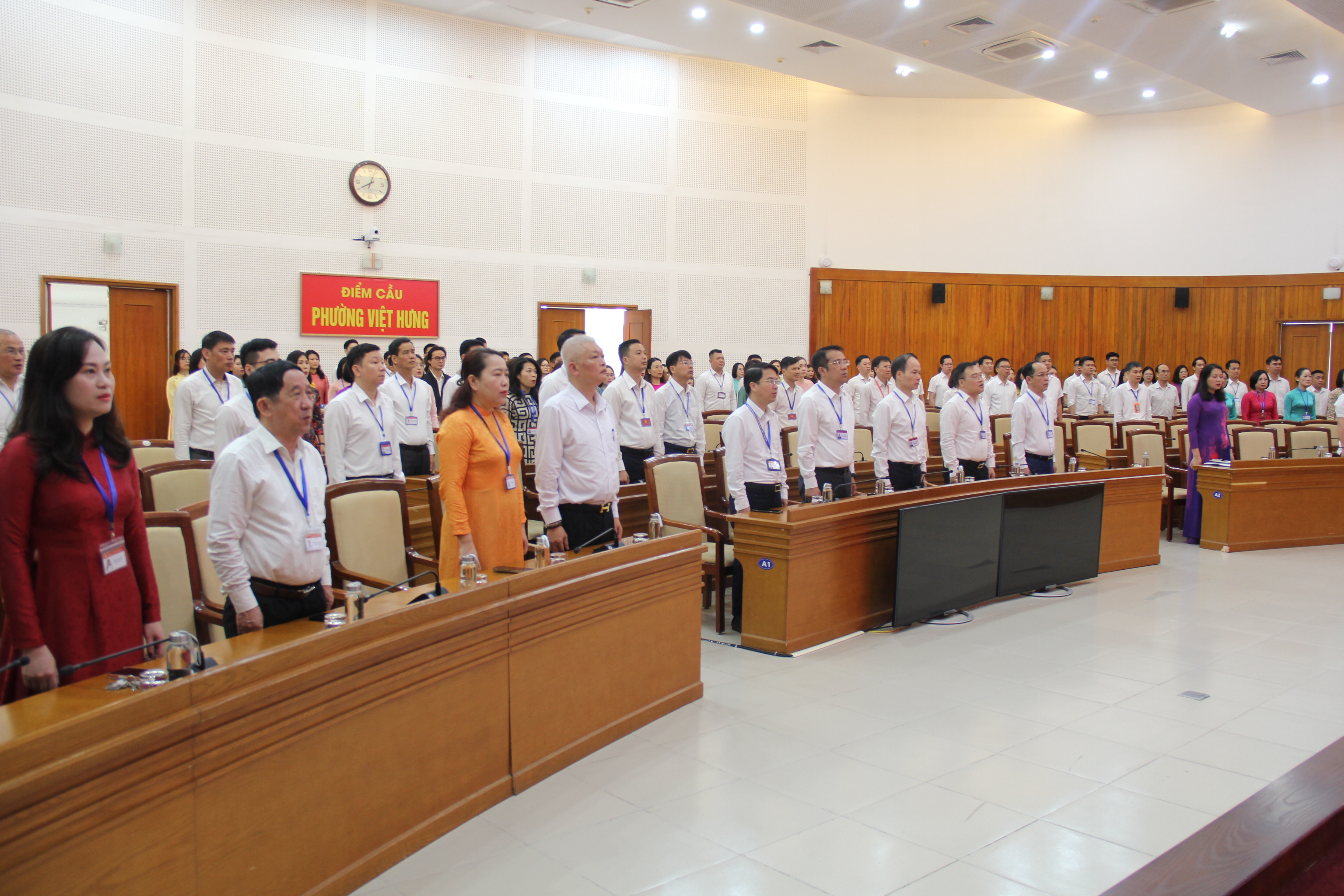Đảng ủy phường Việt Hưng tổ chức sinh hoạt chính trị dưới cờ tháng 3-2026