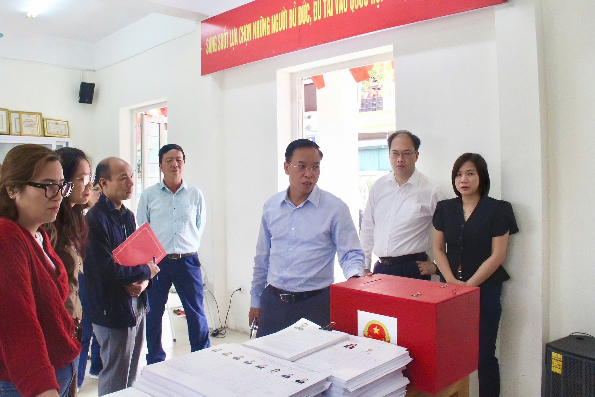 Phường Long Biên kiểm tra công tác chuẩn bị bầu cử tại các điểm bỏ phiếu
