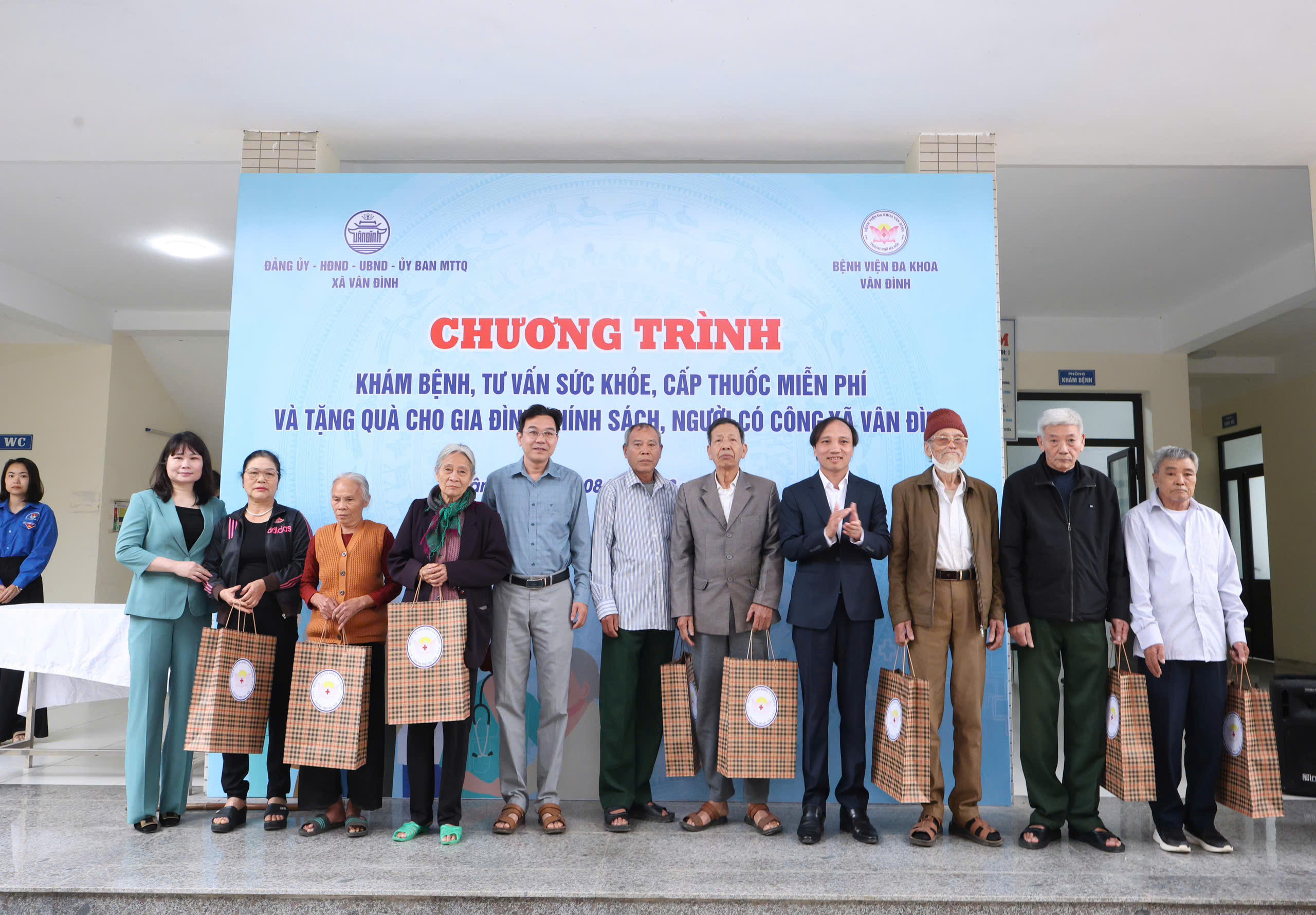 175 người có công với cách mạng và người cao tuổi xã Vân Đình được khám bệnh, cấp thuốc miễn phí
