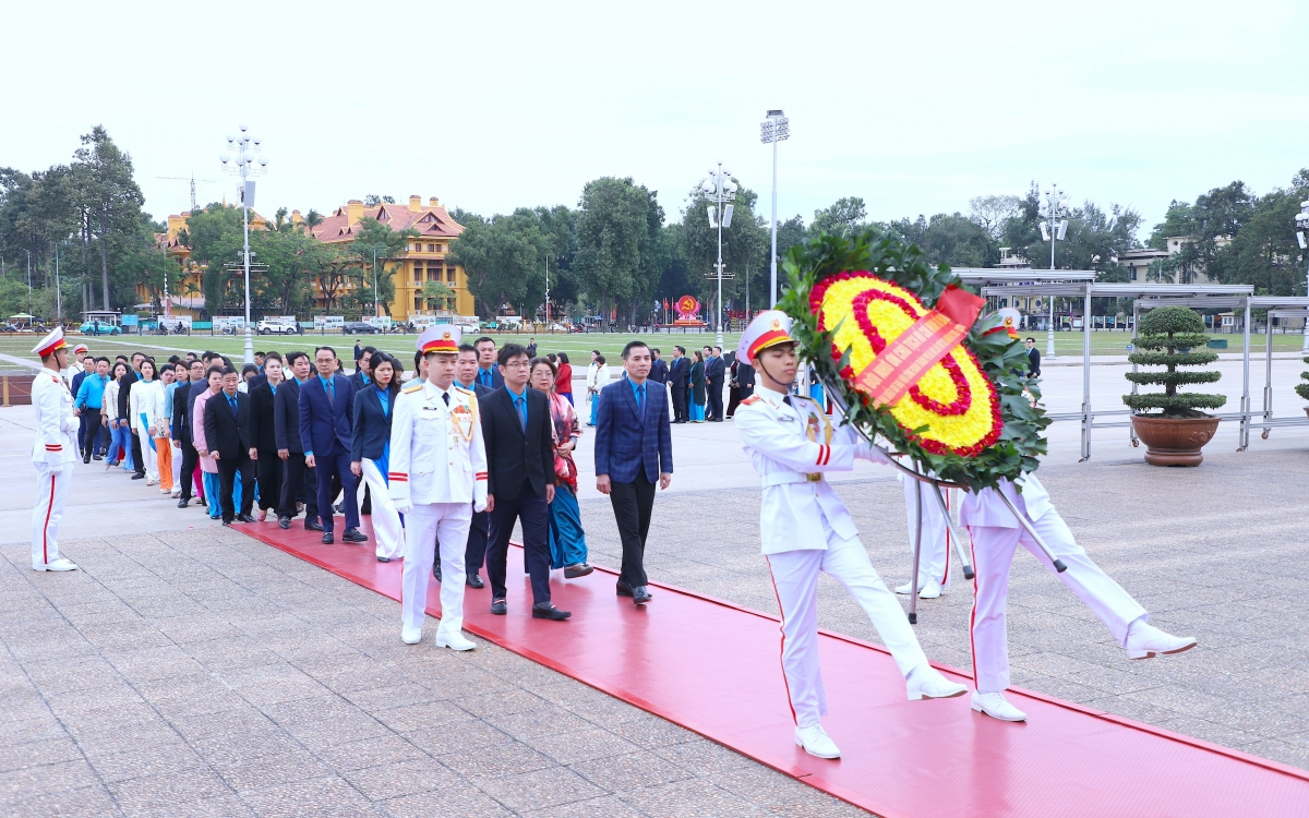 Đoàn đại biểu dự Đại hội Công đoàn thành phố Hà Nội lần thứ XVIII vào Lăng viếng Chủ tịch Hồ Chí Minh