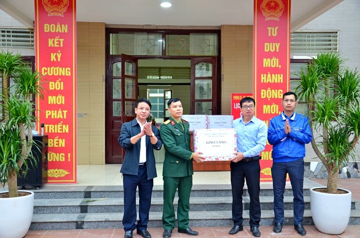 Phường Tùng Thiện đồng loạt ra quân tổng vệ sinh môi trường: Lan tỏa ý thức, kiến tạo diện mạo đô thị sáng – xanh – sạch – đẹp