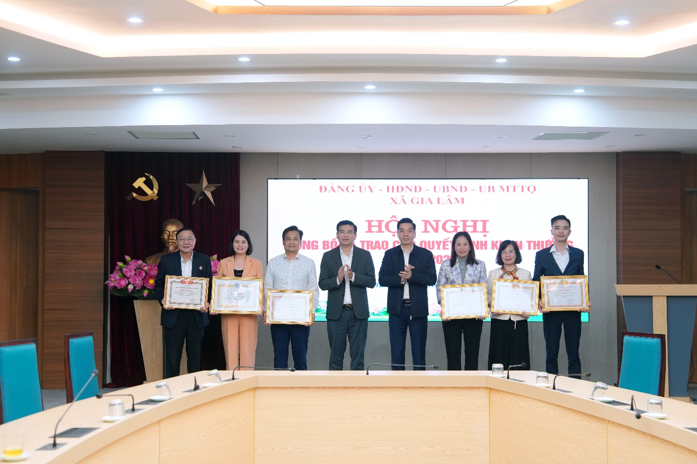 Xã Gia Lâm dự hội nghị tổng kết toàn thành phố, kịp thời khen thưởng tập thể, cá nhân xuất sắc năm 2025