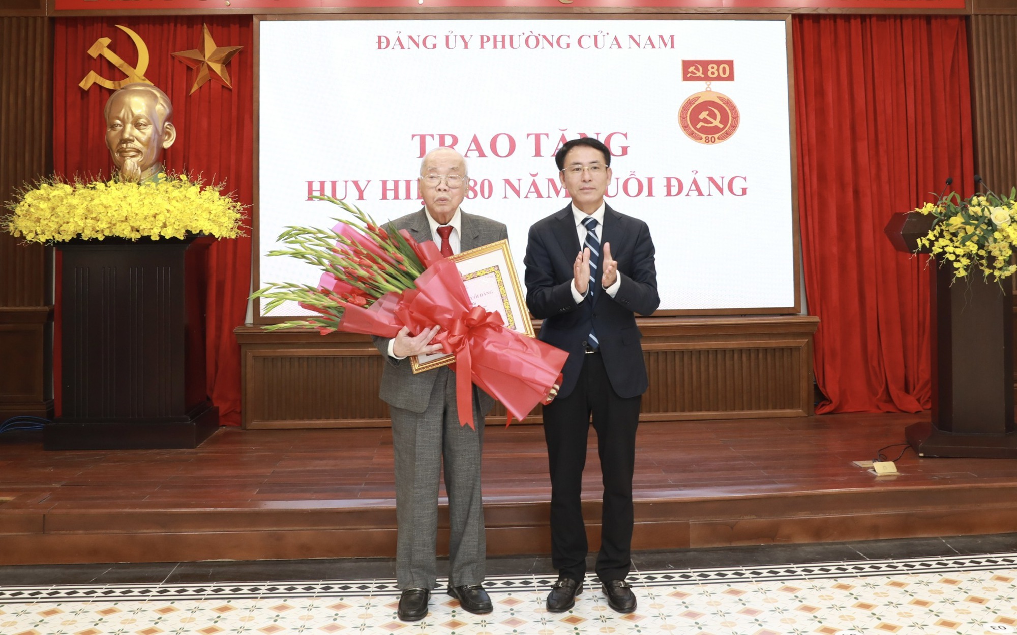 Phó Bí thư Thành uỷ Nguyễn Trọng Đông trang trọng trao Huy hiệu 80 năm tuổi Đảng, tôn vinh đảng viên lão thành Nguyễn Tiến Hà