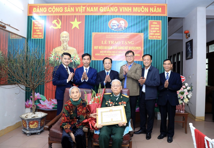 Phó Chủ tịch Thường trực HĐND thành phố trao Huy hiệu 80 năm tuổi Đảng tặng đảng viên lão thành Lê Tiến tại xã Đoài Phương