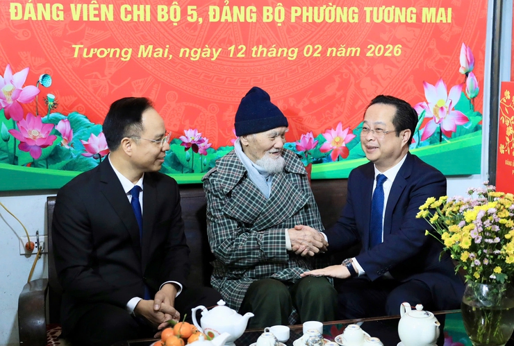 Phó Chủ tịch Thường trực HĐND Thành phố Trần Thế Cương trao Huy hiệu 80 năm tuổi Đảng tặng đảng viên lão thành Lê Trọng tại phường Tương Mai