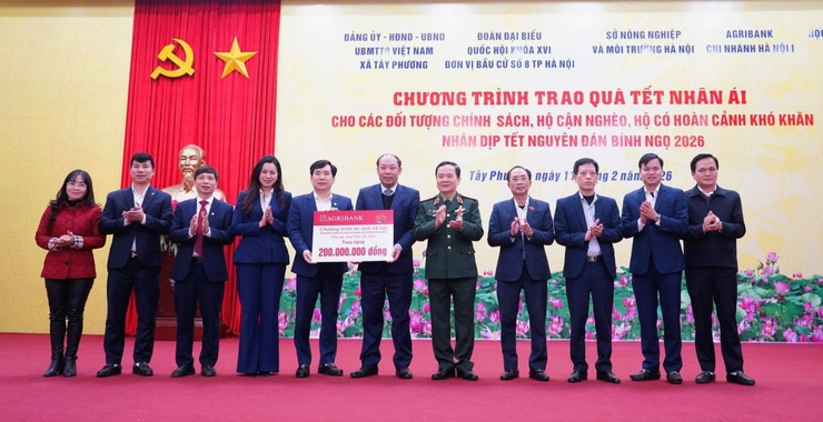 Hàng trăm suất quà Tết đến với hộ gia đình có hoàn cảnh khó khăn xã Tây Phương, lan tỏa nghĩa tình Xuân Bính Ngọ