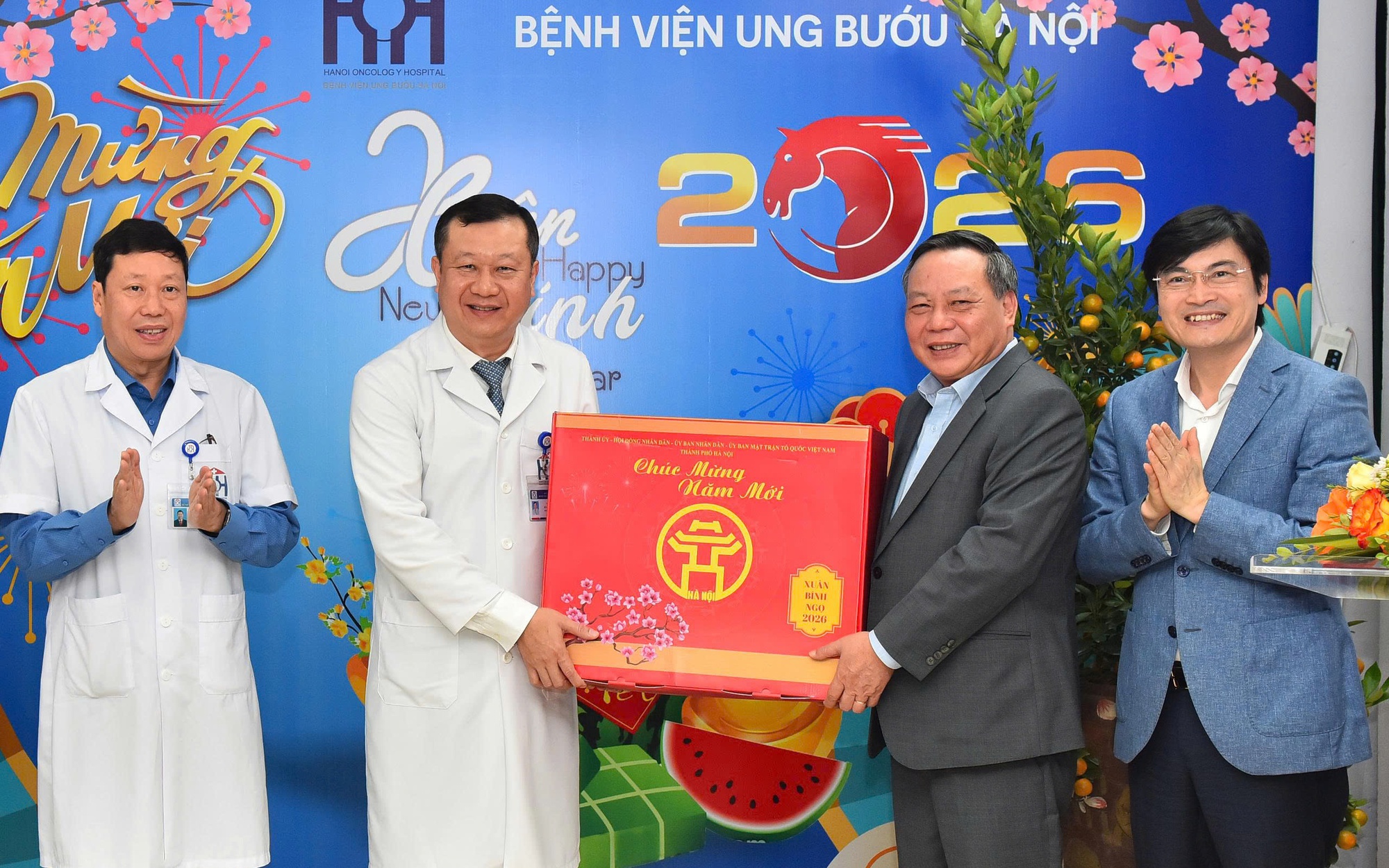 Phó Bí thư Thường trực Thành ủy Nguyễn Văn Phong thăm, chúc Tết Bệnh viện Ung Bướu Hà Nội, động viên đội ngũ y bác sĩ và người bệnh dịp Xuân Bính Ngọ 2026