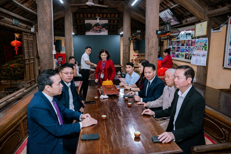 Phường Đông Ngạc dâng hương, động viên lực lượng trực Tết và kiểm tra an ninh đêm 29 Tết