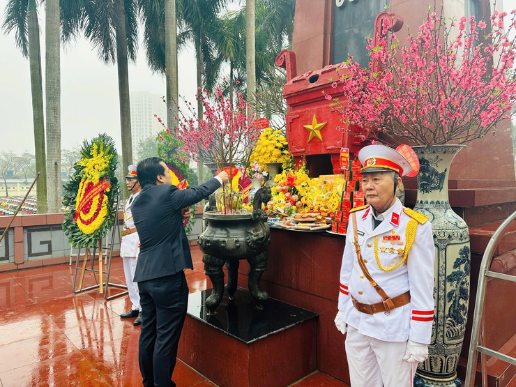 Phường Đông Ngạc thành kính tri ân Anh hùng Liệt sĩ dịp Xuân Bính Ngọ 2026