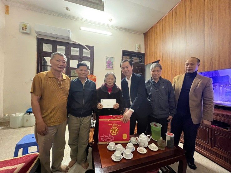 Phường Đông Ngạc trao quà Tết gia đình chính sách, người cao tuổi tại Liên Ngạc, lan tỏa nghĩa tình Xuân Bính Ngọ