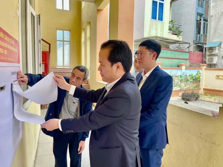 Phường Đông Ngạc kiểm tra niêm yết danh sách cử tri, siết chặt khâu chuẩn bị cho ngày bầu cử