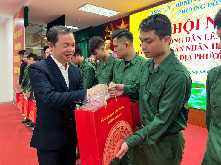 Phường Đông Ngạc động viên thanh niên lên đường nhập ngũ, đón quân nhân hoàn thành nghĩa vụ trở về địa phương