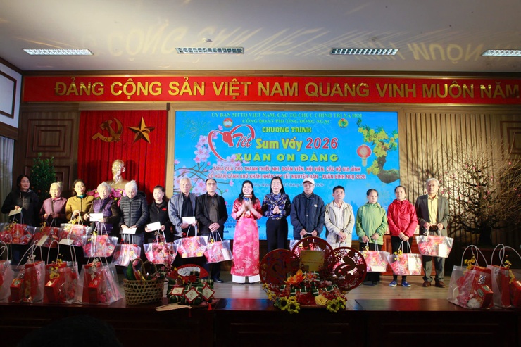 Phường Đông Ngạc lan tỏa nghĩa tình Xuân Bính Ngọ qua chương trình “Tết sum vầy - Xuân ơn Đảng”