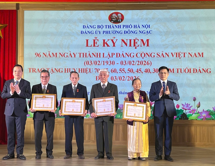 Phường Đông Ngạc trang trọng trao Huy hiệu Đảng, lan tỏa khí thế xây dựng Đảng bộ vững mạnh trong giai đoạn mới