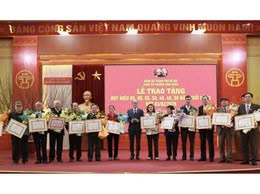 Phường Vĩnh Hưng trang trọng trao Huy hiệu Đảng cho 58 đảng viên, lan tỏa niềm tự hào từ những cống hiến bền bỉ