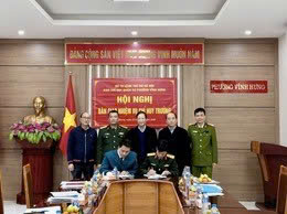 Phường Vĩnh Hưng hoàn tất bàn giao Chỉ huy trưởng Ban CHQS, bảo đảm liên tục nhiệm vụ quốc phòng địa phương