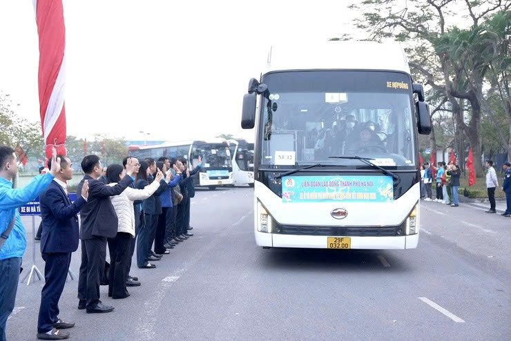 Hà Nội tiếp tục những chuyến xe nghĩa tình đưa công nhân xa quê về đón Tết Bính Ngọ 2026