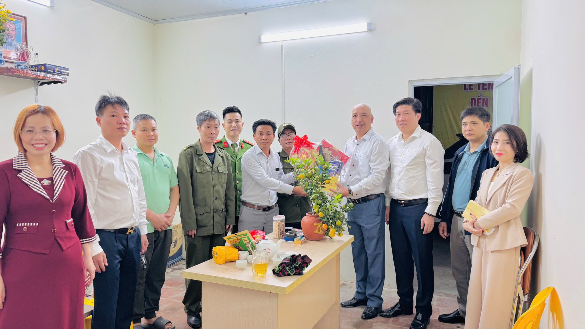 Phường Vĩnh Hưng thăm, động viên lực lượng trực giao thừa, giữ vững bình yên đón Xuân Bính Ngọ 2026