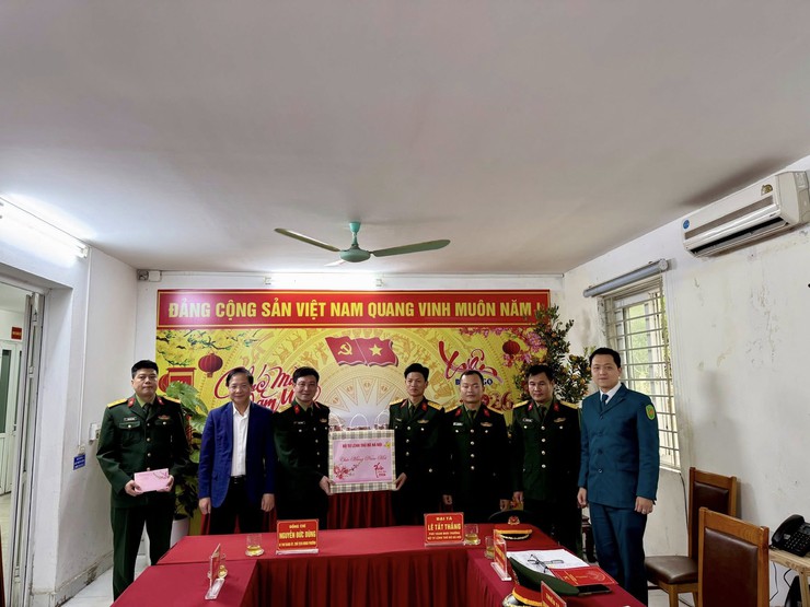 Bộ Tư lệnh Thủ đô Hà Nội kiểm tra trực sẵn sàng chiến đấu, chúc Tết lực lượng quân sự phường Vĩnh Hưng