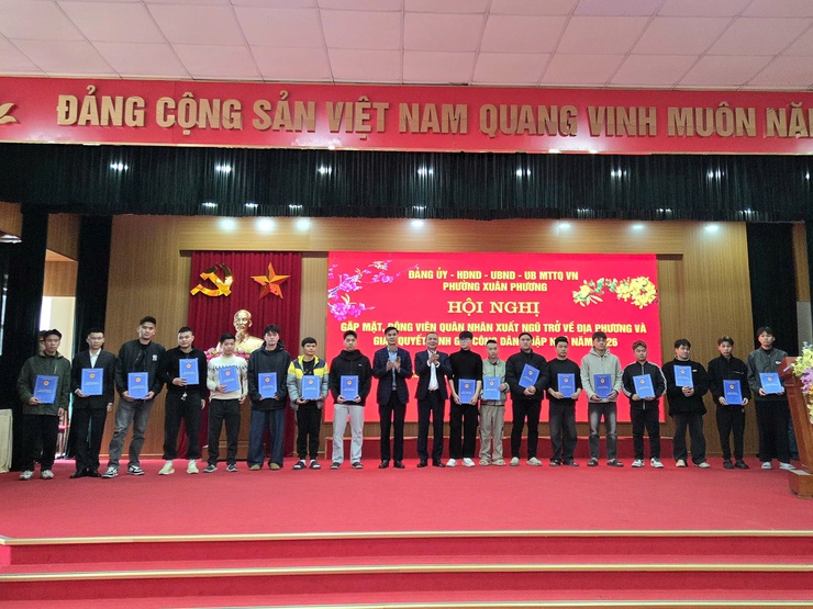 Phường Xuân Phương trao quyết định nhập ngũ cho 40 công dân, tiếp lửa thanh niên lên đường bảo vệ Tổ quốc