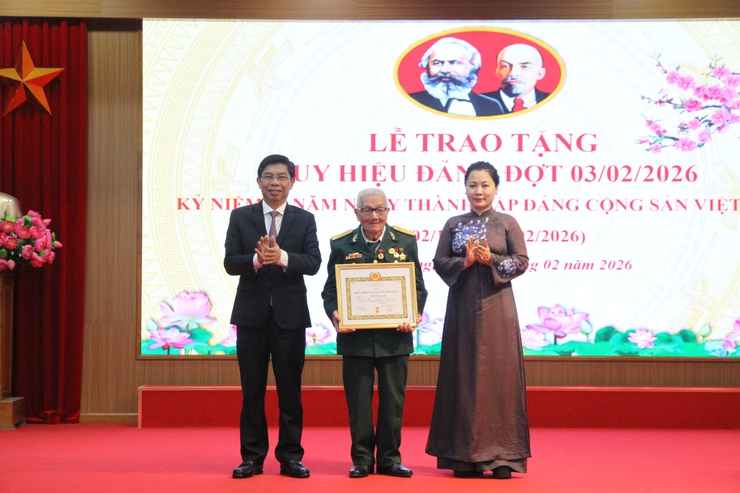 Phường Xuân Phương trang trọng kỷ niệm 96 năm Ngày thành lập Đảng, trao Huy hiệu Đảng cho 35 đảng viên tiêu biểu
